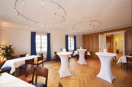 Großer Saal im Gästehaus des Biohotels Lindengut in Dipperz