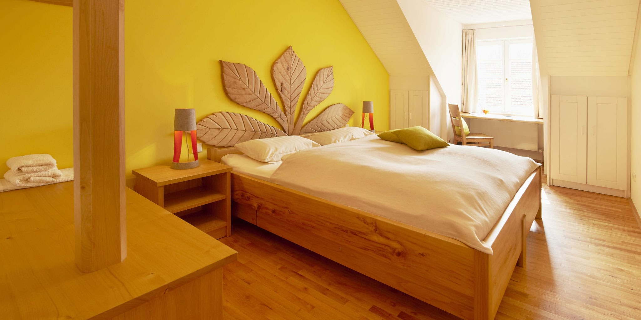 Biohotel Lindengut in Dipperz BaumArt Zimmer im sanften Gelb mit komfortablem Einzelbett