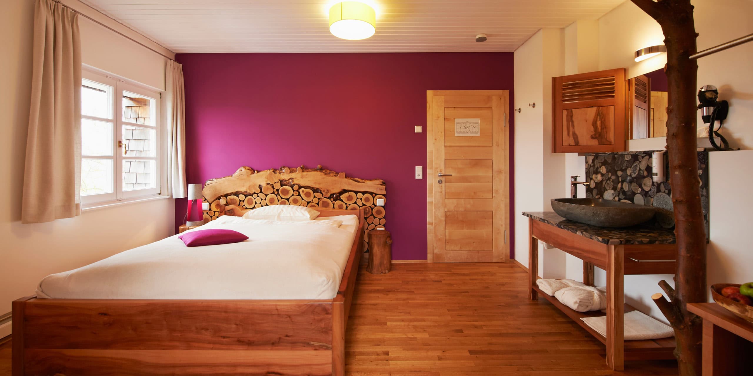 Biohotel Lindengut in Dipperz BaumArt Zimmer in Pink mit gemütlichem Einzelbett