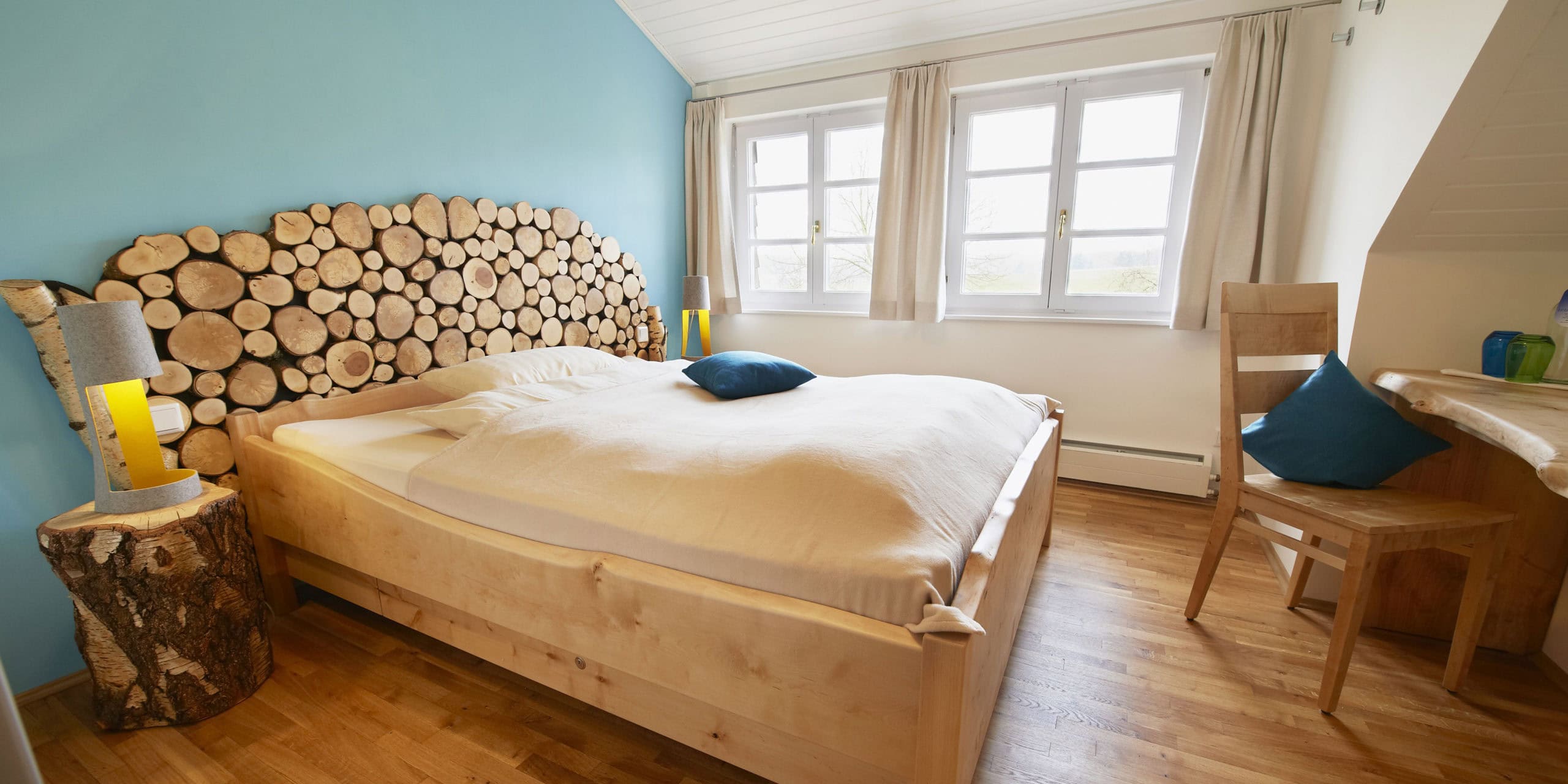 Biohotel Lindengut in Dipperz BaumArt Zimmer in Türkis mit gemütlichem Doppelbett