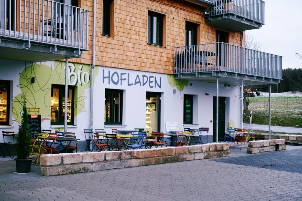 Blick auf den Bio-Hofladen von außen