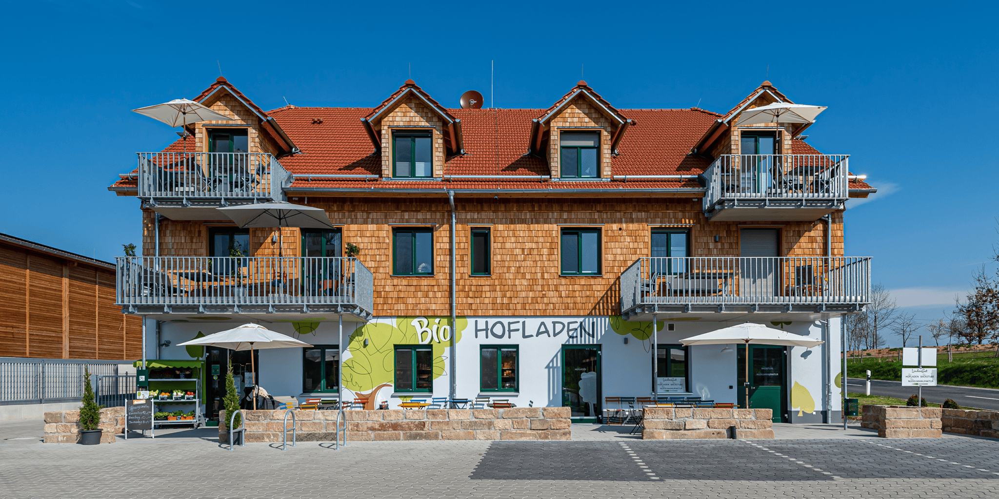 Blick von Außen auf das neue Bauernhaus - Biohotel Lindengut in Dipperz