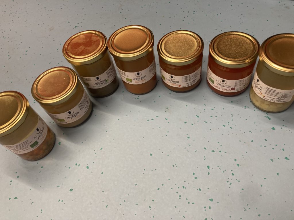 Mehrere Gläser mit Fastenbrühen und Suppe