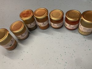 Mehrere Gläser mit Fastenbrühen und Suppe