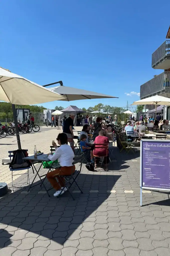Foto der Besucher am Hofladenfest am 1. Mai 2025