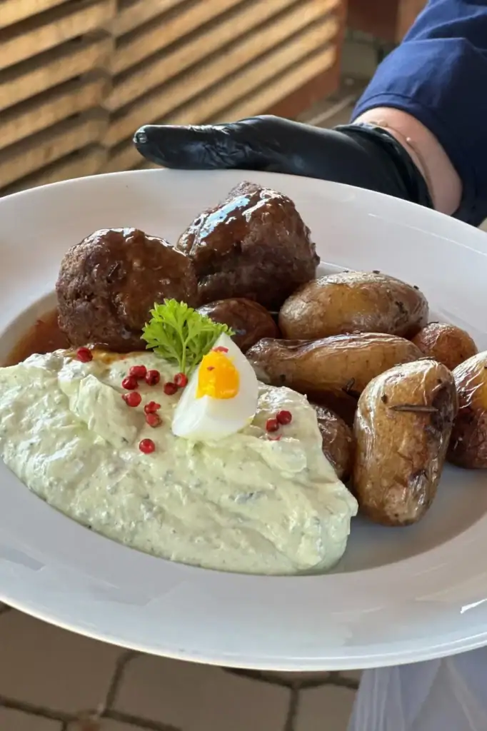 Essen: grüne Soße, Rosmarinkartoffeln und Klopse
