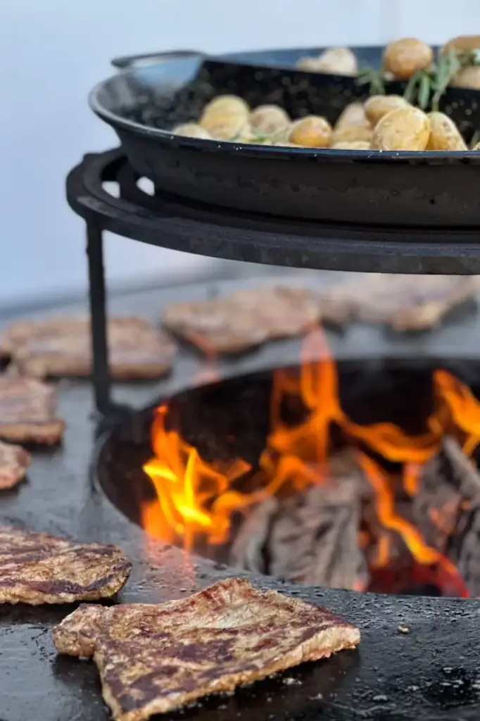 Steak und Rosmarinkartoffeln auf dem Ofyr