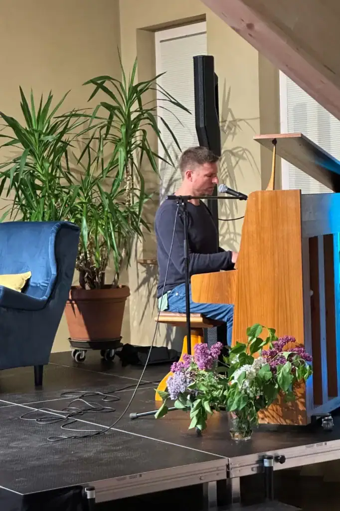 Leo Reisinger spielt am Klavier