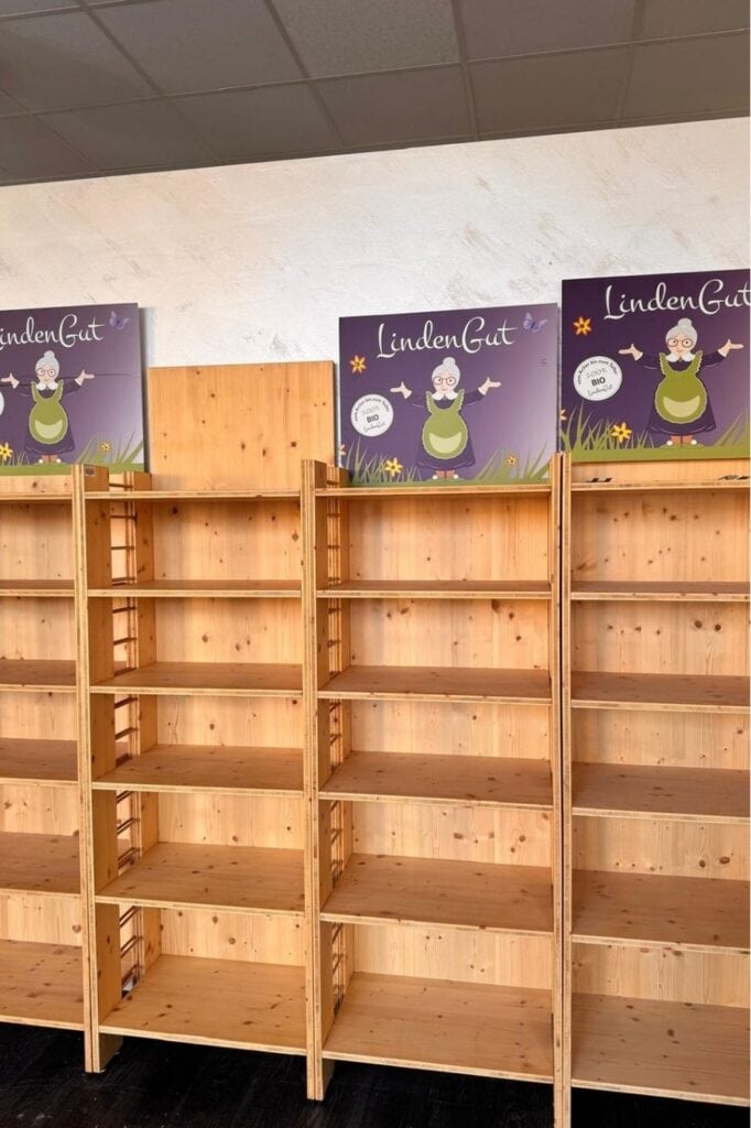 Leere Regalwand im StadtLaden