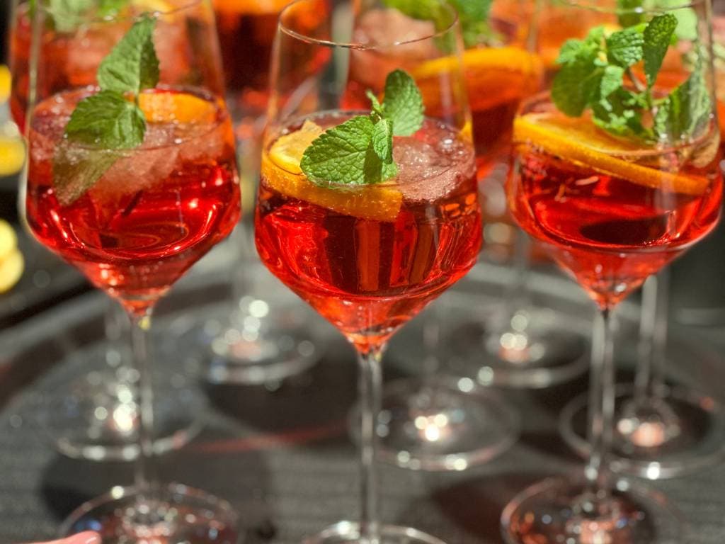 Begrüßungsgetränk: mehrere Gläser mit einem Cocktail stehen auf einem Tablett.